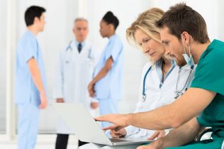 Poradnie przyszpitalne – jakich lekarzy zatrudnić
