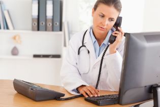Przekazujesz pacjentowi wyniki badań przez telefon lub e-mailem – czy to dozwolone