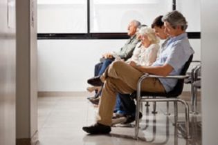 Pacjenci wciąż czekają w kolejkach do lekarzy