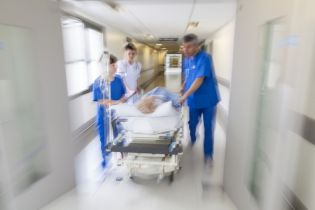 Jakie procedury zastosować w przypadku śmierci pacjenta