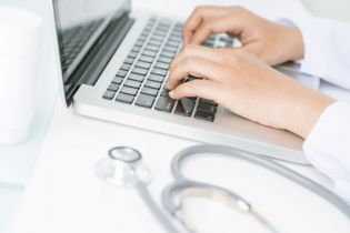 Porada lekarska online – czy ewidencjonować ją na kasie fiskalnej