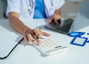 Jak przygotować placówkę medyczną na podwyżki od 1 lipca 2026 r. – obowiązki pracodawcy, budżet i ryzyka