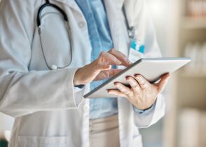 Hospitalizacja do 12 godzin zmienia zasady rozliczeń z NFZ. Jak katalog AE wpłynie na organizację szpitali