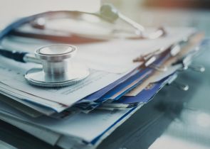 Praktyki pseudomedyczne w placówce medycznej – kiedy kierownik może odpowiadać finansowo?