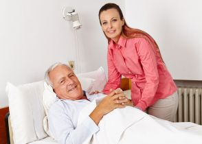 Odwiedziny pacjentów w zakładzie opiekuńczo-leczniczym – poznaj zalecenia resortu zdrowia