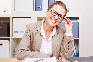 Wyposażenie pracownika w okulary korekcyjne – jak wykonać zalecenia lekarza medycyny pracy