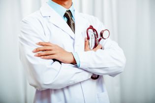 Czy właściciel placówki medycznej może podważać kompetencje lekarskie