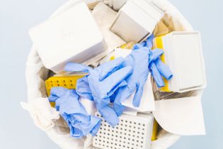 Ręczniki papierowe w placówce medycznej. Jako jakie odpady je klasyfikować?