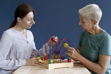 kobieta-podczas-sesji-terapii-zajeciowej-z-psychologiem